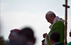 Ante m&aacute;s de 500.000 personas, el Papa ofreci&oacute; una homil&iacute;a en el predio militar de &Ntilde;u Guaz&uacute;. Foto: AFP