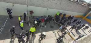 Los agentes de la Polic&iacute;a sometieron a los protagonistas del mot&iacute;n.