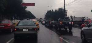 Congesti&oacute;n vehicular en la avenida Sim&oacute;n Bol&iacute;var, a la altura de la Universidad Internacional. 