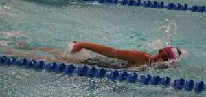 Pese a su discapacidad, Nicole N&uacute;&ntilde;ez se ha convertido en una promesa dentro de la nataci&oacute;n para Pichincha.