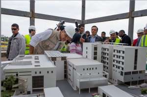 El presidente Rafael Correa constat&oacute; hoy los avances en la construcci&oacute;n del Hospital Docente de Calder&oacute;n. Pidi&oacute; que la maqueta de la construcci&oacute;n de la obra se coloque a la entrada de la edificaci&oacute;n para que la ciudadan&iacute;a pueda verla.  Foto: John Guevara