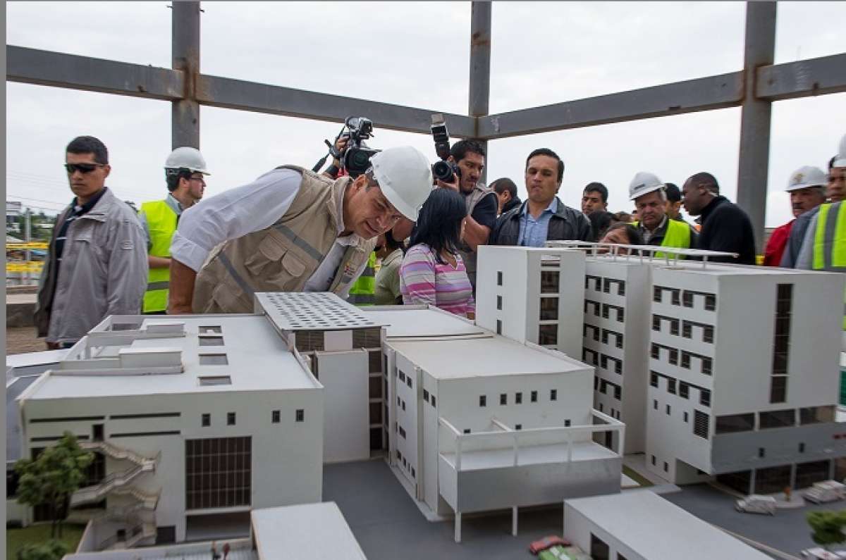 El presidente Rafael Correa constat&oacute; hoy los avances en la construcci&oacute;n del Hospital Docente de Calder&oacute;n. Pidi&oacute; que la maqueta de la construcci&oacute;n de la obra se coloque a la entrada de la edificaci&oacute;n para que la ciudadan&iacute;a pueda verla.  Foto: John Guevara