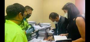 Momento en el que los agentes realizaron el allanamiento.