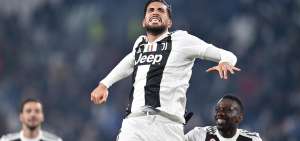 El alem&aacute;n Emre Can festeja el tanto que marc&oacute; ayer en la goleada ante el Chievo Verona en el torneo de f&uacute;tbol italiano.