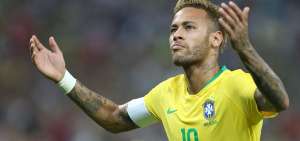 El delantero Neymar jug&oacute; con la selecci&oacute;n de su pa&iacute;s el &uacute;ltimo amistoso contra Argentina, con victoria para los pentacampeones por 1-0.