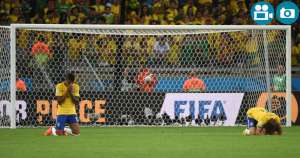 Luiz Gustavo (i.) y David Luiz (d.) se lamentan tras el t&eacute;rmino del partido entre Brasil y Alemania. Foto: AFP