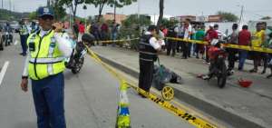 El cad&aacute;ver de la v&iacute;ctima y la moto en que se movilizaba quedaron en el parterre central de la avenida.