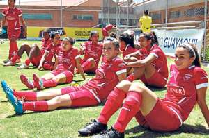 Alexandra Salvador (der.) estuvo en varios microciclos con la Tricolor antes de la CopaAm&eacute;rica, pero sus estudios no le permitieron jugar. Foto: Cortes&iacute;a.
