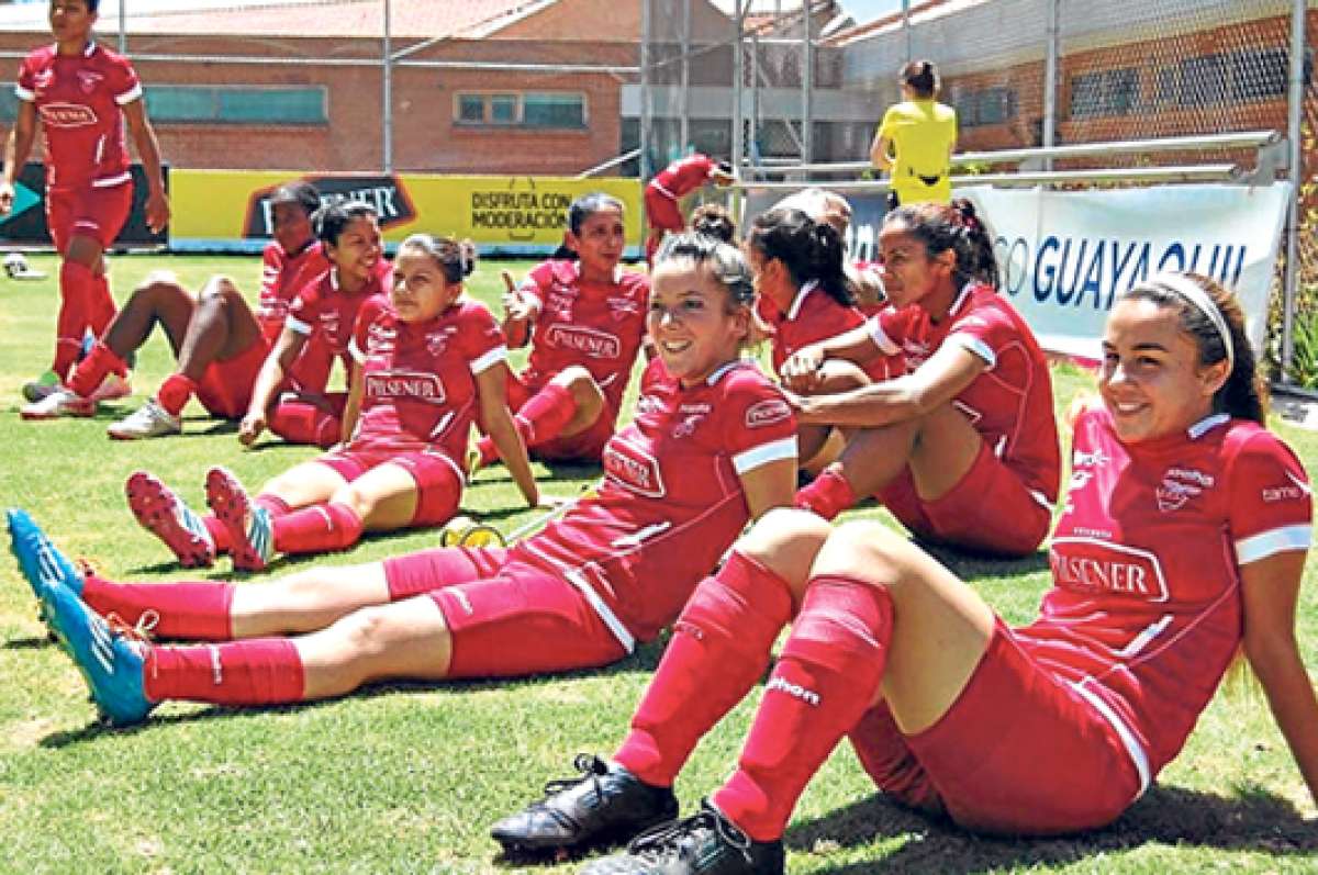 Alexandra Salvador (der.) estuvo en varios microciclos con la Tricolor antes de la CopaAm&eacute;rica, pero sus estudios no le permitieron jugar. Foto: Cortes&iacute;a.