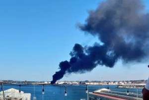 Una densa columna de humo negro se elev&oacute; desde la refiner&iacute;a &Ntilde;ico L&oacute;pez, visible desde varios puntos de La Habana.