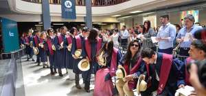 La ceremonia de graduaci&oacute;n se realiz&oacute; en el  Centro de Innovaci&oacute;n y Producci&oacute;n de la UArtes &ldquo;MZ14&rdquo;. Est&aacute; en la Av. 9 de Octubre y Panam&aacute;.
