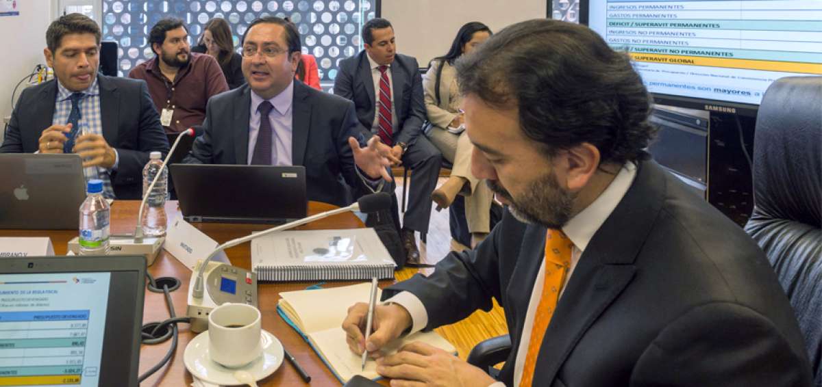 El 24 de octubre el ministro de Econom&iacute;a, Carlos de la Torre (centro), inform&oacute; la ejecuci&oacute;n presupuestaria 2017 a la Comisi&oacute;n de R&eacute;gimen Econ&oacute;mico.