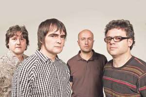 Skank. La banda, que hace 23 a&ntilde;os surgi&oacute; en Belo Horizonte, est&aacute; formada por Henrique Portugal (tecladista), Samuel Rosa (vocalista y guitarrista), Lelo Zaneti (bajista)y Haroldo Ferretti (baterista).