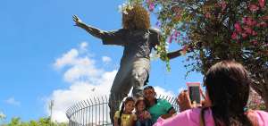 &rarr;Una familia se saca una fotograf&iacute;a con la escultura de uno de los samarios m&aacute;s ilustres, Carlos Valderrama. La figura est&aacute; ubicada junto al estadio Eduardo Santos y su visita est&aacute; incluida en los tours tur&iacute;sticos de varias empresas.  