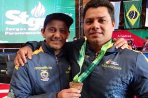 Gerardo Merino y Jos&eacute; Mari&ntilde;o (der.) disfrutan la consecuci&oacute;n de la medalla de oro parasuramericana en los 88 kilos, en Santiago. FOTO: CORTES&Iacute;A MINISTERIO DEPORTE.