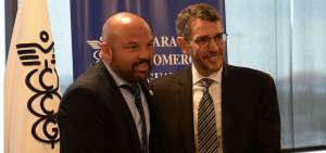  Miguel &Aacute;. Loor (izq.), presidente de la LigaPro, le entrega un bal&oacute;n a Marcelo Torres, del Centro de Aprendizaje.
