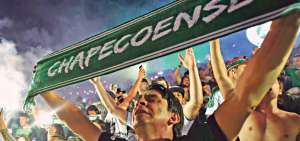 Los hinchas del &lsquo;Chape&rsquo; se reunieron el mi&eacute;rcoles en el Arena Cond&aacute;, a las 18:45, la misma hora de la final. 