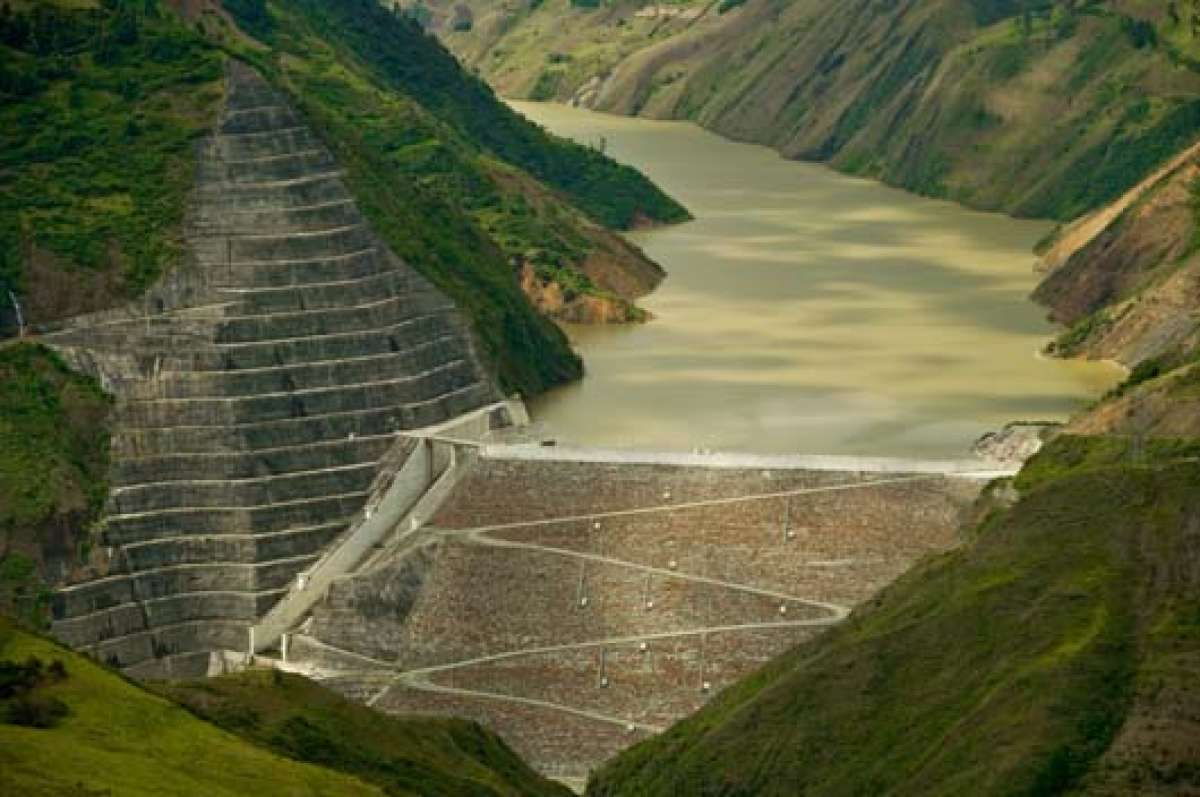 El embalse del r&iacute;o Paute tiene un largo de 37 kil&oacute;metros que va desde el sector de Chicty en el cant&oacute;n Paute, hasta la presa de Mazar. El proyecto tur&iacute;stico beneficiar&aacute; a varios cantones orientales. Foto: Cortes&iacute;a