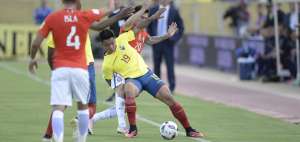 Ram&iacute;rez disputando el bal&oacute;n con los jugadores chilenos.