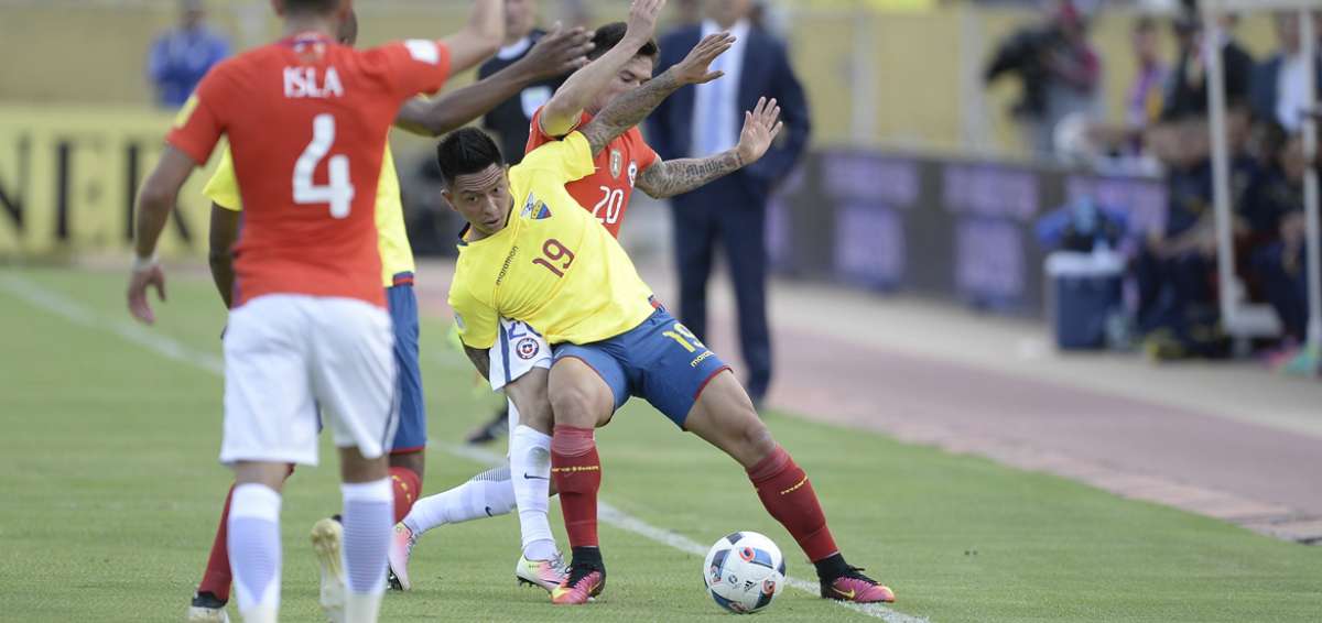 Ram&iacute;rez disputando el bal&oacute;n con los jugadores chilenos.