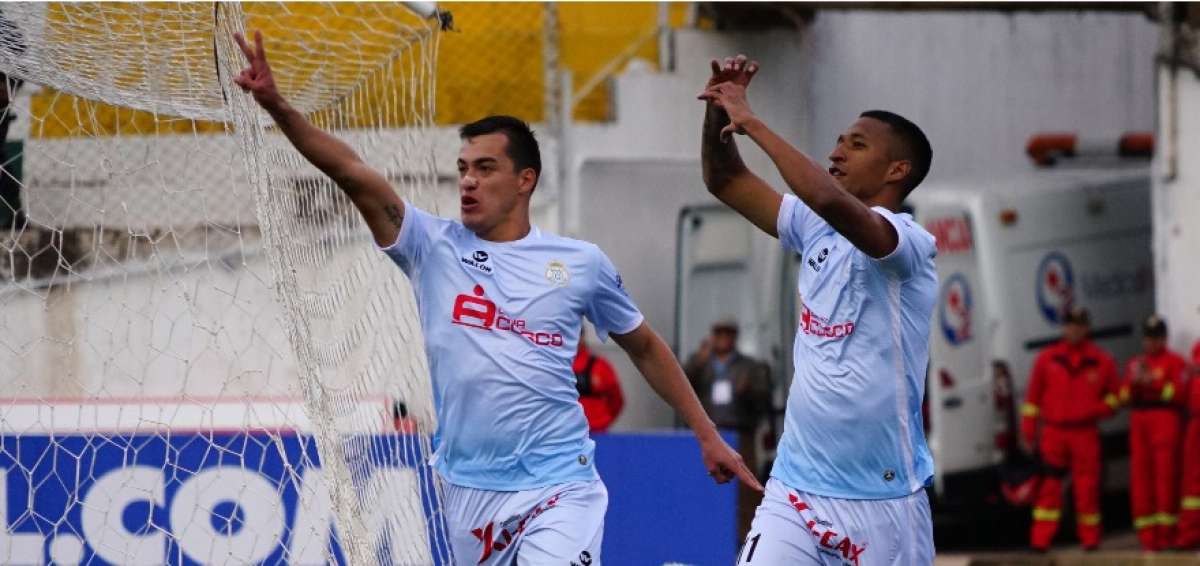 Johnny Vidales (i) de Real Garcilaso celebra con Iv&aacute;n Santill&aacute;n luego de anotar contra Santos hoy, jueves 1 de marzo de 2018, durante un partido de la Copa Libertadores en el estadio Inca Garcilaso de la Vega de Cusco (Per&uacute;). 