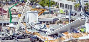 Personal de rescate trabaja en la zona que se derrumb&oacute; el puente peatonal cerca de la Universidad Internacional de Florida, en Miami.