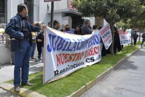 Exfuncionarios del Seguro Social se ubicaron en los alrededores del edificio Zarzuela. Foto: Miguel Jim&eacute;nez/El Tel&eacute;grafo