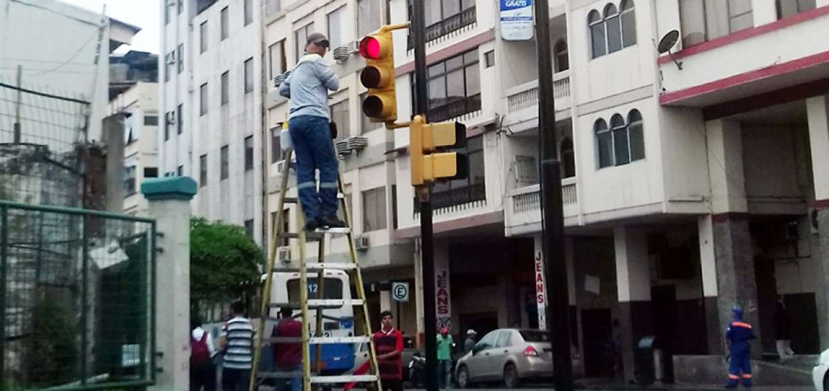 En Lorenzo de Garaycoa y V&iacute;ctor Manuel Rend&oacute;n, los sem&aacute;foros reciben mantenimiento debido a las &uacute;ltimas variaciones clim&aacute;ticas.