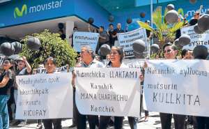 Los colaboradores de Movistar exhibieron carteles en rechazo a la reforma a la Ley de Telecomunicaciones. Piden al Ejecutivo que revise la propuesta. Foto: Andr&eacute;s Darquea / El Tel&eacute;grafo.