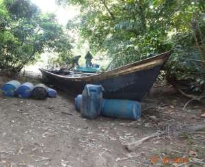El combustible se encontraba en varios tanques, oculto entre manglares. Foto: Cortes&iacute;a