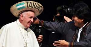 El papa Francisco y el presidente Evo Morales participaron en un encuentro con organizaciones sociales en Bolivia. Foto: AFP