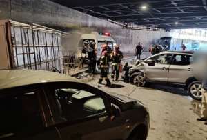 Dos vehículos colisionaron al interior del túnel de San Diego.