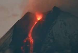 Volcán Sangay expulsó lava en la noche y fue visible a distancia