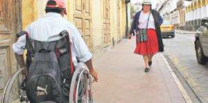 Varios problemas deben superar a diario las personas con discapacidad en su tr&aacute;nsito por la ciudad. Foto: William Orellana / El Tel&eacute;grafo