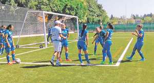 Las seleccionadas realizaron ayer trabajos recreativos antes de la  segunda pr&aacute;ctica en la cancha sint&eacute;tica de la Universidad de Columbia Brit&aacute;nica. Foto. Cortes&iacute;a