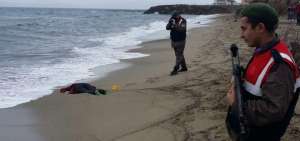 Los guardacostas turcos rescataron los cuerpos de 13 migrantes en una playa en la regi&oacute;n de Dikili.
