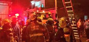Los miembros de la casaca roja impidieron que el fuego contaminara otra casa.