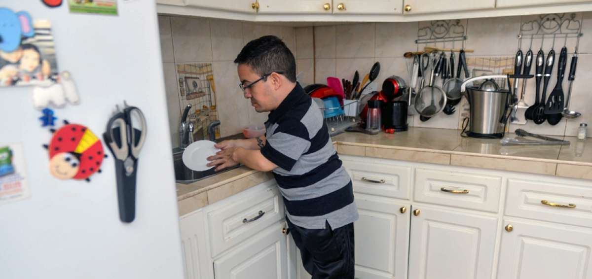 Gerardo Yela, de 39 a&ntilde;os, vive con un tipo de acondroplasia, un trastorno del crecimiento de los huesos. &Eacute;l mide 1,24 metros de altura.  