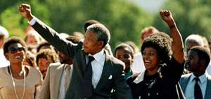 Nelson Mandela sale de prisi&oacute;n tras 27 a&ntilde;os
