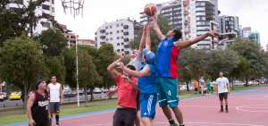 La estatura de varios venezolanos que juegan al baloncesto marca la diferencia en el encuentro deportivo.