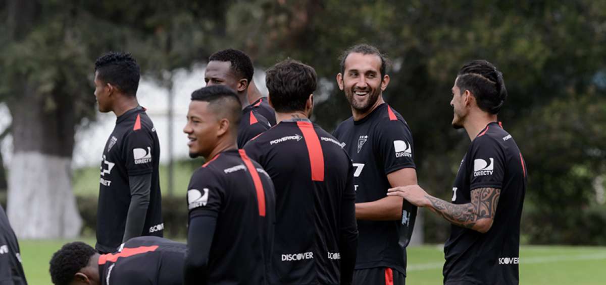 El delantero argentino Hern&aacute;n Barcos (centro) bromea junto con Norberto Araujo en un entrenamiento. 