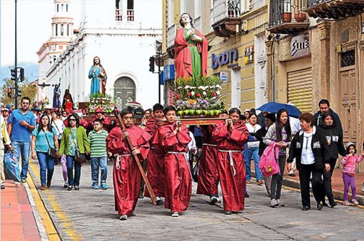 Un a&ntilde;o m&aacute;s, los padres Dominicos organizaron la procesi&oacute;n con las im&aacute;genes religiosas por las calles del centro hist&oacute;rico de Cuenca. Foto: Jos&eacute; Luis Llivisaca / El Tel&eacute;grafo
