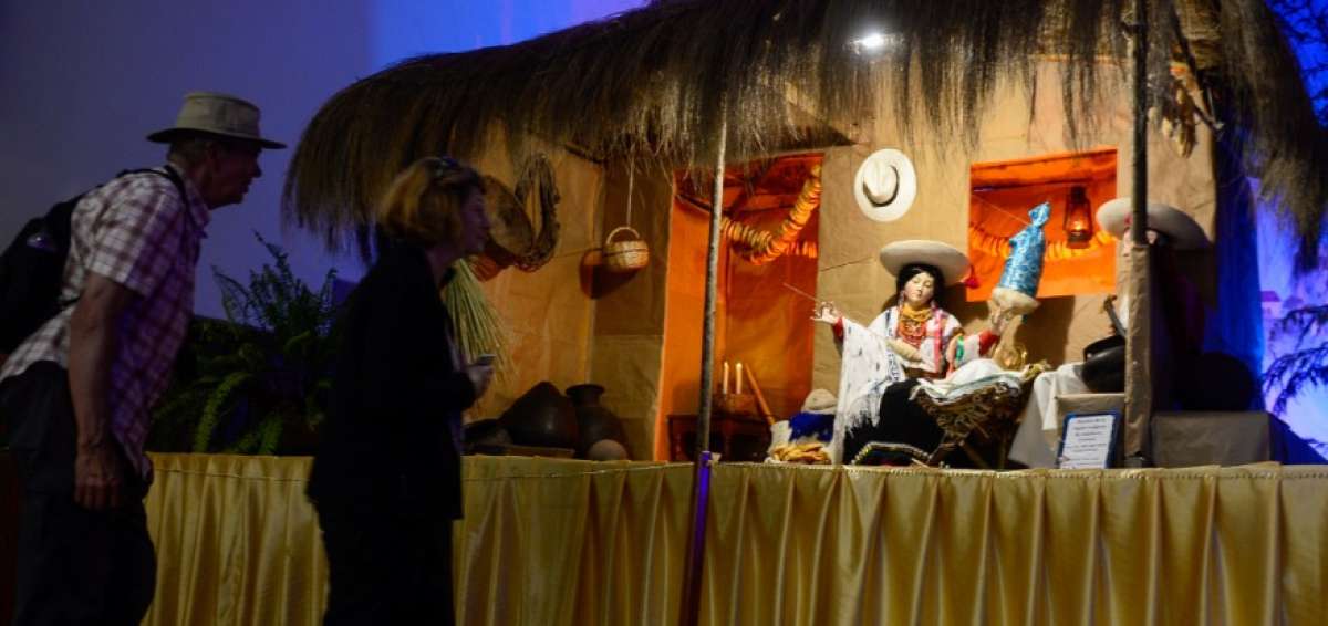 Ciudadanos extranjeros llegaron hasta la iglesia de San Francisco, donde se exponen 63 maquetas de pesebres.