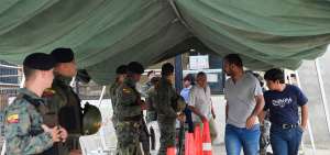 Los militares continuaban ayer como primer filtro de control en el centro de privaci&oacute;n de libertad Zonal 8, Guayaquil.