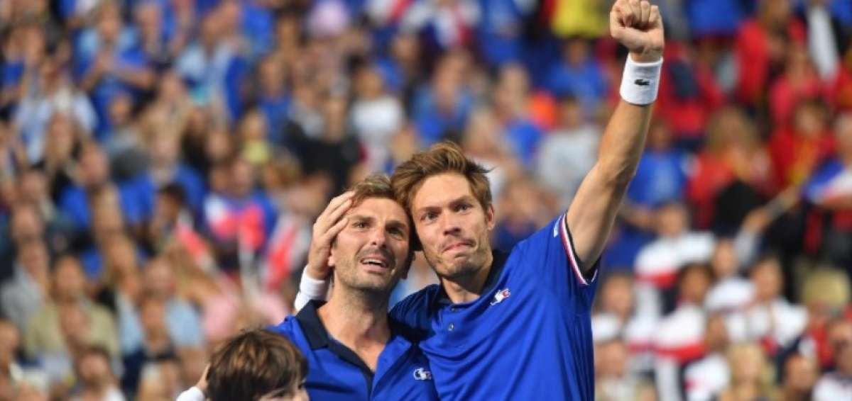 El franc&eacute;s Nicolas Mahut (R) abraza a su compa&ntilde;ero de equipo Julien Benneteau despu&eacute;s de la victoria en su partido de dobles contra Espa&ntilde;a.