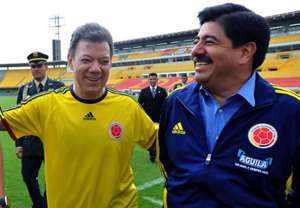 Juan Manuel Santos (i) junto a Luis Bedoya, expresidente de la Federaci&oacute;n Colombiana de F&uacute;tbol.