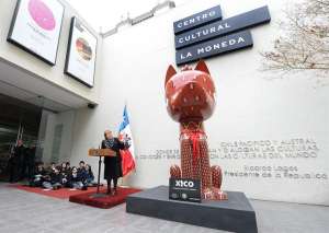La presidenta Michelle Bachelet, da la bienvenida a Xico a su llegada a Chile, en agosto de 2014.  Foto internet