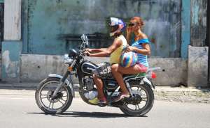 El uso del casco homologado tambi&eacute;n es obligatorio para los conductores y pasajeros de las tricimotos, cuadrones, bicimotos, etc. Foto: Luis Freire / El Tel&eacute;grafo