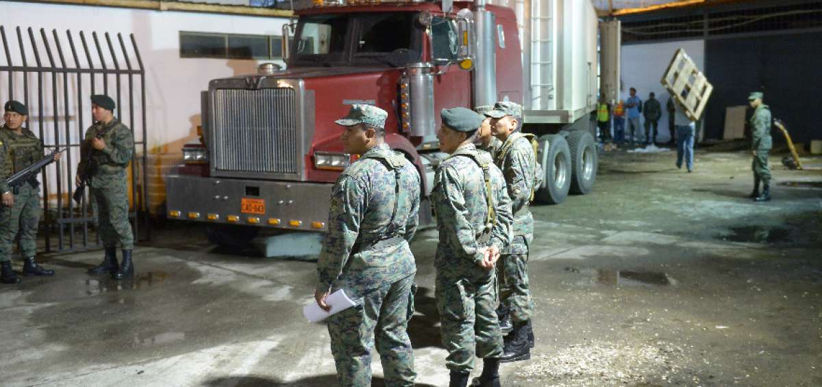 A la Delegaci&oacute;n Guayas del CNE llegaron 7 camiones transportando los kits electorales. 