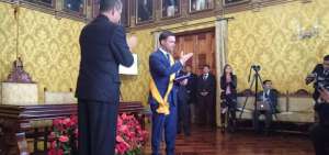Juan Pablo Pozo, presidente del CNE, es condecorado por su defensa de la democracia